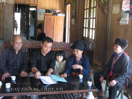 Thực hiện tốt cuộc vận động xây dựng đời sống văn hóa, nhiều gia đình người Dao huyện Văn Yên đã đạt tiêu chuẩn văn hóa.
