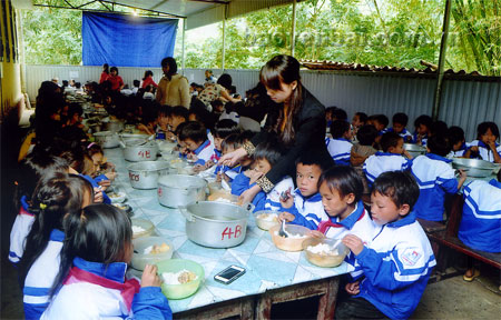 Bữa ăn của học sinh bán trú ở xã Trạm Tấu (huyện Trạm Tấu).