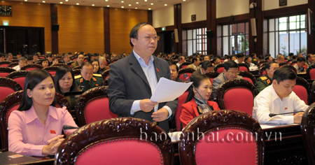 Đại biểu Giàng A Chu - đoàn đại biểu Quốc hội tỉnh Yên Bái phát biểu ý kiến tại hội trường.