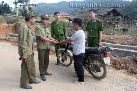 Lực lượng công an xã tăng cường kiểm soát ma tuý trên địa bàn.