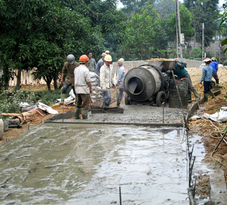 Nhân dân xã Mông Sơn tự nguyện đóng góp công sức, vật liệu để bê tông hóa đường giao thông nông thôn.
(Ảnh: Đức Thành)

