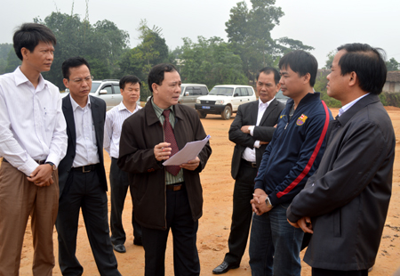 Đồng chí Phạm Duy Cường - Chủ tịch UBND tỉnh chỉ đạo các nhà thầu cần khẩn trương đẩy nhanh tiến độ thi công công trình.