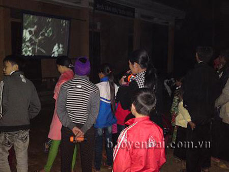 Một buổi chiếu phim lưu động tại thôn Diềm, xã Nghĩa Tâm, huyện Văn Chấn.