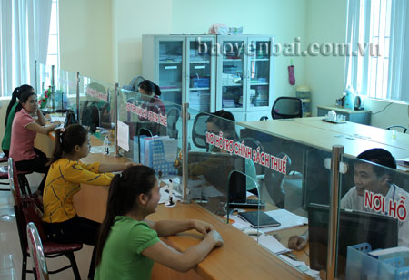 Người nộp thuế giao dịch tại bộ phận “một cửa” của Cục Thuế tỉnh Yên Bái.
