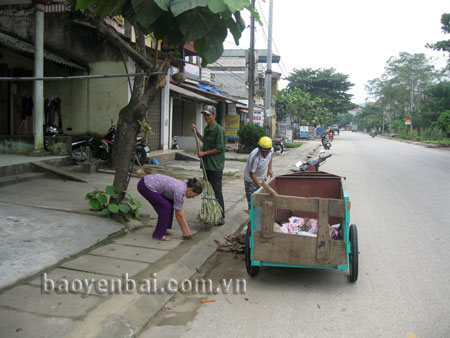 Tổ thu gom rác thôn Nước Mát thực hiện nhiệm vụ.