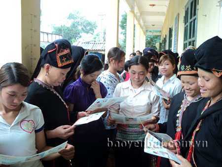 Cộng tác viên dân số tuyên truyền, vận động nhân dân thôn Khe Lóng 2, xã Mỏ Vàng thực hiện các biện pháp tránh thai hiện đại.