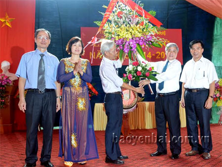 Đồng chí Đỗ Văn Chiến - Bí thư Tỉnh ủy tặng hoa chúc mừng thầy và trò Trường THPT Nguyễn Huệ, thành phố Yên Bái nhân dịp khai giảng năm học 2014 - 2015.