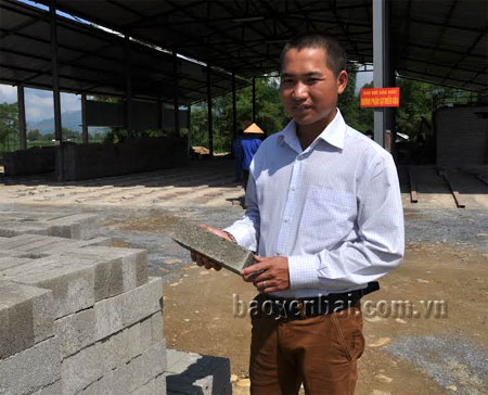 Giám đốc Trần Văn Tuấn giới thiệu sản phẩm gạch không nung.
