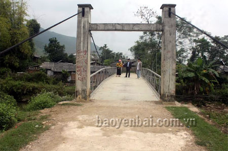 Cầu treo Muôn Hán, xã Phúc Sơn (huyện Văn Chấn) vừa được duy tu, sửa chữa bằng nguồn vốn 135.

