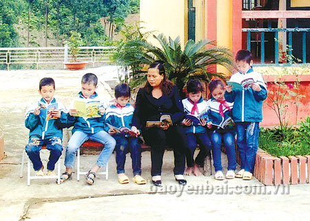 Cô Sơn cùng các em học sinh trao đổi về bài học sau những giờ chính khóa.
