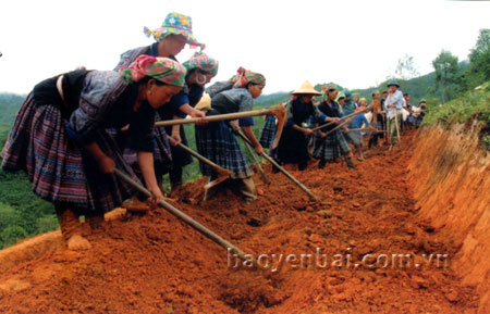 Nông dân xã Púng Luông giúp nhau khai hoang ruộng bậc thang.
