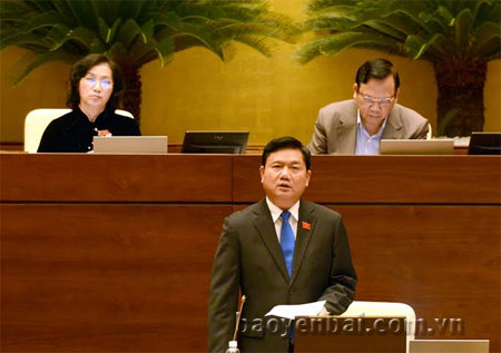Bộ trưởng Bộ Giao thông Vận tải Đinh La Thăng đăng đàn trả lời chất vấn của các đại biểu Quốc hội.