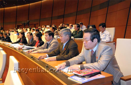 Đoàn đại biểu Quốc hội tỉnh Yên Bái bấm nút biểu quyết thông qua Luật BHXH (sửa đổi).