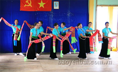 Tiết mục múa khăn của phụ nữ Thái xã Thanh Lương, huyện Văn Chấn.
