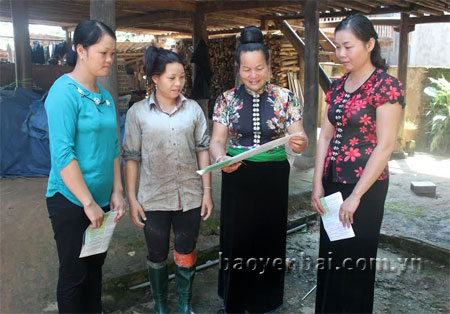 Cán bộ phụ nữ xã Nghĩa An tuyên truyền, phổ biến pháp luật cho hội viên.