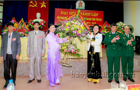Đồng chí Ngô Thị Chinh - Phó chủ tịch UBND tỉnh tặng hoa chúc mừng Đại hội.