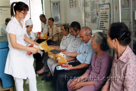Phát tờ rơi tuyên truyền, hướng dẫn chăm sóc sức khỏe cho người cao tuổi tại Trạm Y tế phường Đồng Tâm (thành phố Yên Bái).
(Ảnh: Quỳnh Nga)