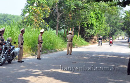 Lực lượng cảnh sát giao thông huyện Trấn Yên tăng cường tuần tra trên những cung đường trọng điểm.
