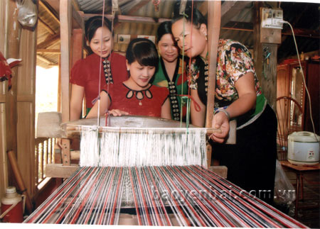 Một tổ thêu, dệt tại làng nghề xã Nghĩa An (thị xã Nghĩa Lộ).