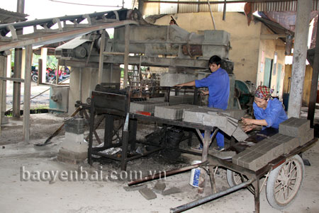 Nhà máy Gạch Xuân Lan (Công ty cổ phần Vật liệu xây dựng Yên Bái) trên địa bàn xã Tuy Lộc luôn chấp hành tốt nghĩa vụ thuế.
