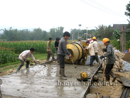 Người dân Vân Hội tham gia làm đường giao thông nông thôn.