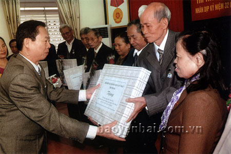 Lãnh đạo Liên hiệp các hội khoa học và kỹ thuật tỉnh Yên Bái tặng quà các CGC tiêu biểu nhân kỷ niệm 32 năm Ngày Nhà giáo Việt Nam (20/11/1982 - 20/11/2014).