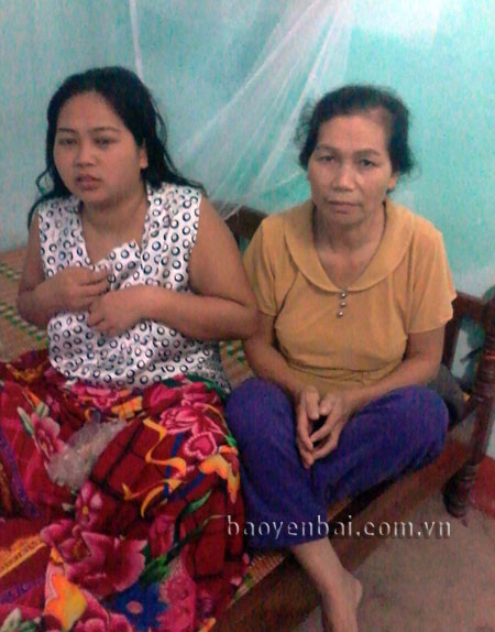 Bà Như và cô con gái mắc bệnh tâm thần đã 7 năm nay.
