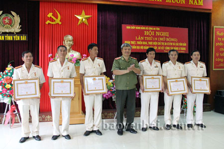Thiếu tướng Đặng Trần Chiêu - Giám đốc Công an tỉnh trao Huy hiệu 30 năm tuổi Đảng cho các đồng chí. 

