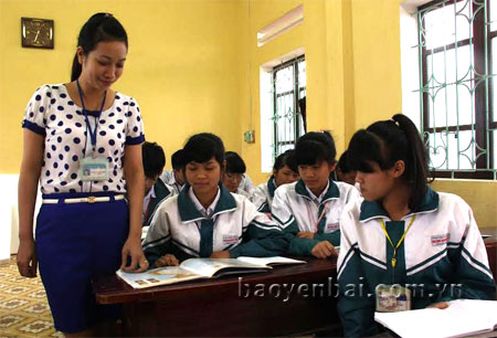 Nguyễn Thị Thu Hằng (cạnh cô giáo) luôn chủ động tìm tòi, siêng năng, cần mẫn trong từng giờ học.
