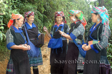Phụ nữ Mông bản Trống Tông, xã La Pán Tẩn trao đổi cách thêu váy áo
của dân tộc mình.
