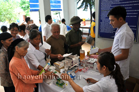 Hội Thầy thuốc trẻ tỉnh Yên Bái khám bệnh và cấp thuốc miễn phí cho người cao tuổi xã Hưng Khánh.