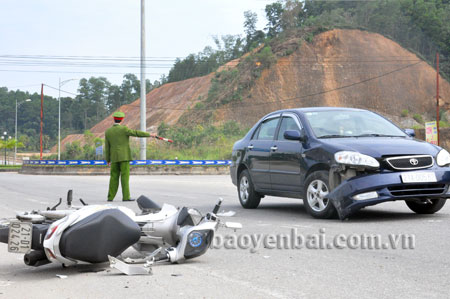 Hiện trường một vụ tai nạn giao thông trên đường Nguyễn Đức Cảnh, thành phố Yên Bái.
