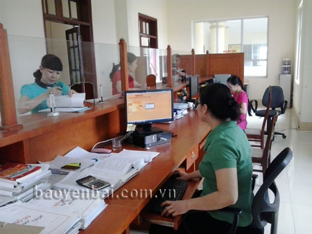 Các đồng chí lãnh đạo huyện Yên Bình kiểm tra ý thức tự học, tự bồi dưỡng của lực lượng vũ trang huyện.

