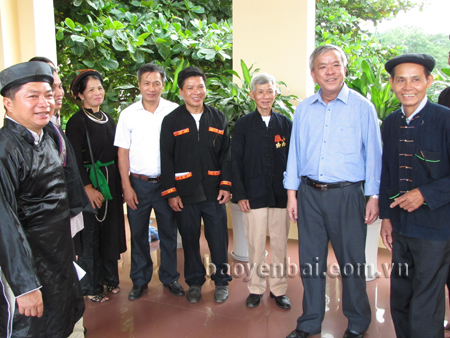 Ông Triệu Quý Tư (ngoài cùng bên trái) cùng đoàn đại biểu đi tham quan, trao đổi với lãnh đạo Ban Dân tộc tỉnh Yên Bái.
