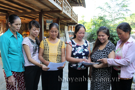 Chị Hoàng Thị Huân (thứ ba bên phải) trao đổi công tác Hội với các hội viên.