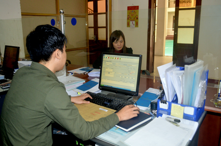 Cán bộ Phòng Tiếp nhận quản lý hồ sơ, giải quyết hồ sơ của đơn vị sử dụng lao động gửi thông qua hệ thống bưu điện.