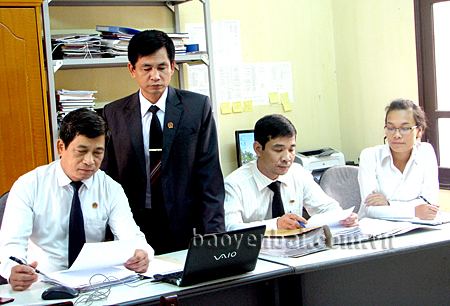 Đồng chí Phan Văn Tiến - Ủy viên Ban Chấp hành Đảng bộ tỉnh, Bí thư Ban cán sự Đảng, Chánh án TAND tỉnh (thứ 2, trái sang) kiểm tra hồ sơ các vụ án hình sự trước khi đưa ra XXLĐ.