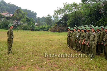 Học sinh Trường THPT Trần Nhật Duật thực hành môn giáo dục quốc phòng - an ninh. 
