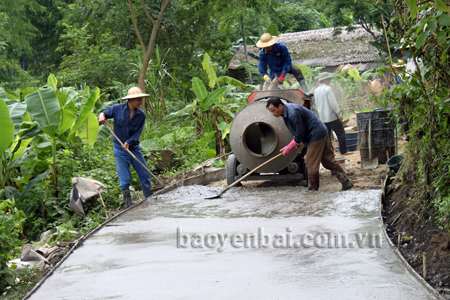 Phong trào làm đường giao thông nông thôn được triển khai mạnh mẽ, mang lại diện mạo nông thôn mới trên khắp các làng quê.
