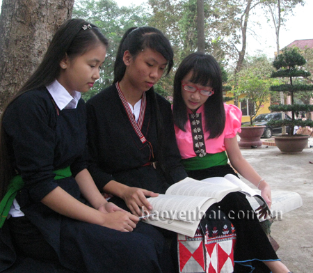 Bàn Thị Duấn (giữa) trao đổi kiến thức môn Lịch sử cùng các bạn.
