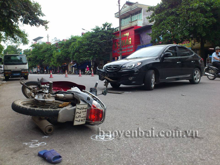 Hiện trường 1 vụ tai nạn giao thông trên đường Điện Biên, thành phố Yên Bái.