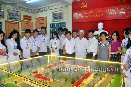 Thầy giáo Trương Thu Ba - Hiệu trưởng Trường THPT Lý Thường Kiệt (thứ 5 bên phải) giới thiệu mô hình hạ tầng cơ sở nhà trường.
