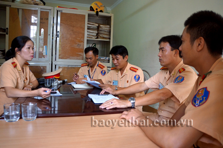 Thiếu tá Trần Thúy Vinh trao đổi công tác chuyên môn với các đồng nghiệp.  (Ảnh: Thanh Hương)