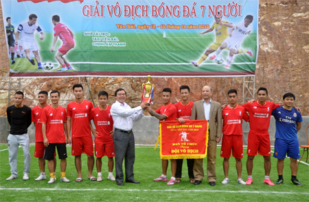 Ban tổ chức trao Cúp vô địch cho đội bóng đá thành phố Yên Bái 1.
