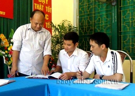 Thầy giáo Nguyễn Anh Tuấn - Hiệu trưởng Trường THCS An Bình trao đổi về công tác chuyên môn và nhiệm vụ xây dựng Đảng đối với những đảng viên trẻ mới kết nạp.
