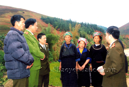 Đồng chí Sùng A Ly (ngoài cùng, bên phải) cùng cán bộ công an gặp gỡ, trao đổi với đồng bào Mông huyện Mù Cang Chải.
