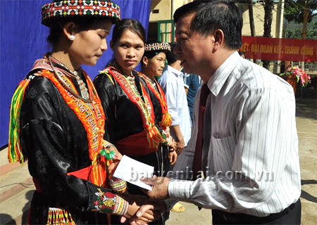 Đồng chí Nông Văn Lịnh - Chủ tịch Ủy ban MTTQ tỉnh trao quà cho các hộ nghèo thôn Khe Pháo, xã Tân Phượng.