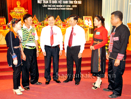 Đồng chí Dương Văn Thống – Phó bí thư Thường trực Tỉnh uỷ, Chủ tịch HĐND tỉnh, Trưởng đoàn Đại biểu Quốc hội tỉnh (thứ 3, trái sang) gặp gỡ các đại biểu tại Đại hội MTTQ tỉnh lần thứ XIV.