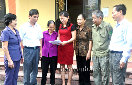 Chị Nguyễn Thị Bích Thủy - Chủ tịch Ủy ban MTTQ phường Minh Tân, thành phố Yên Bái (đứng giữa) trao đổi với ban công tác Mặt trận ở khu dân cư.
