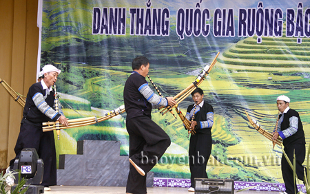 Tiết mục múa khèn Mông trong Lễ hội Danh thắng quốc gia Ruộng bậc thang Mù Cang Chải năm 2015.
